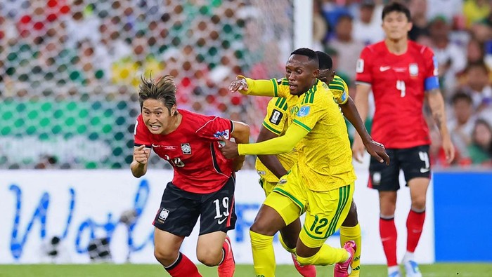 Soccer Football - FIFA World Cup 2026 - Group A - South Africa v South Korea - Estadio Monterrey, Monterrey, Mexico - June 24, 2026 South Koreas Lee Kang-in in action with South Africas Thapelo Maseko REUTERS/Eloisa Sanchez