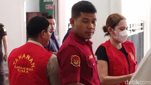 Ais Setiawati dan A Hamid alias Boy Dara mengenakan rompi tahanan saat dilimpahkan penyidik kepolisian ke Kejari Bima, NTB, Kamis (25/6/2026). (Foto: Rafiin/detikBali)