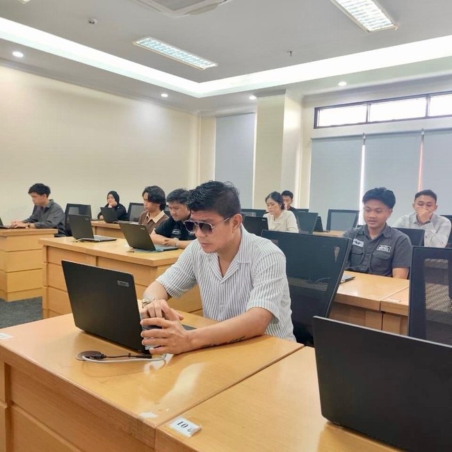 Gaya Berkacamata Gelap Andika Mahesa Saat Ujian Kuliah