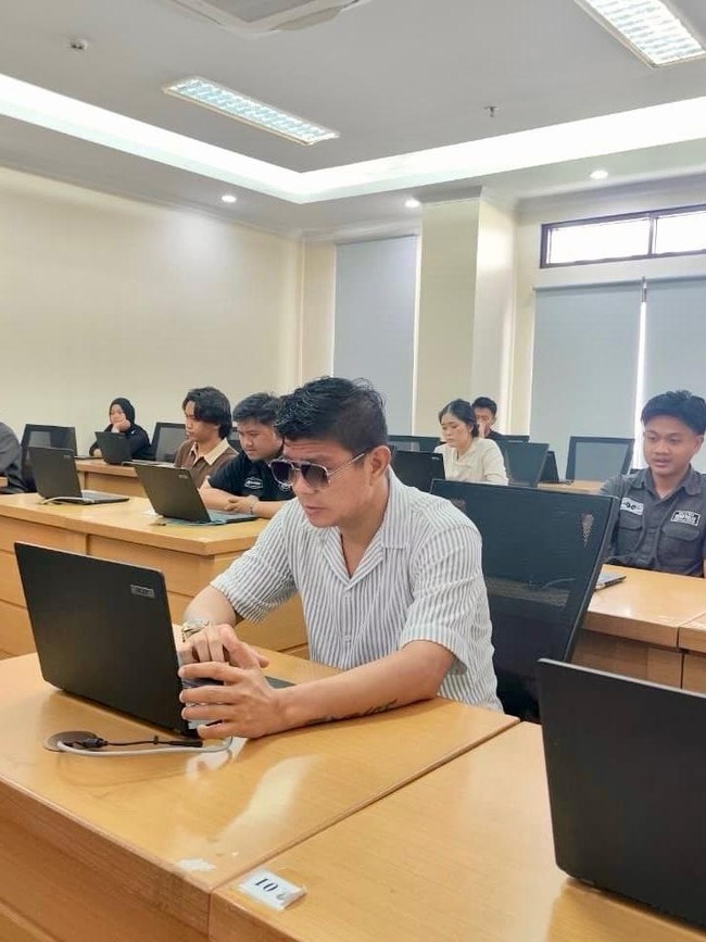 Gaya Berkacamata Gelap Andika Mahesa Saat Ujian Kuliah
