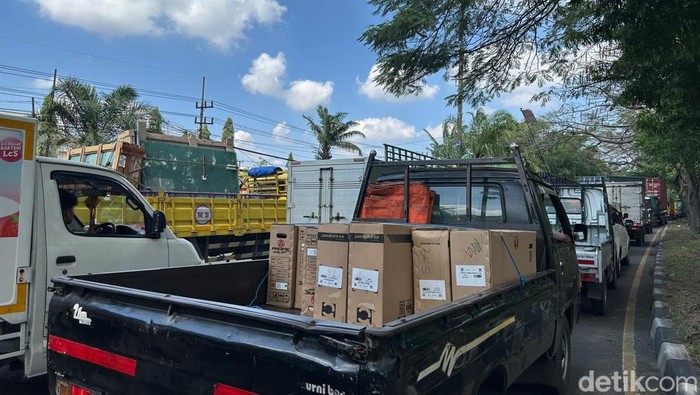 Antrean panjang truk isi solar bikin Margomulyo Surabaya macet total.