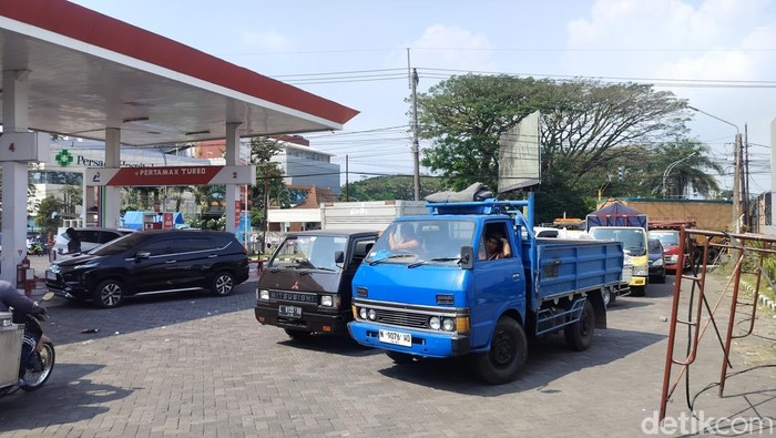 Antrean pembelian solar di SPBU Kota Malang