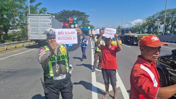 Petugas PJR Ditlantas Polda Jatim turun mengatur lalin imbas antrean solar di rest area Tol Jatim
