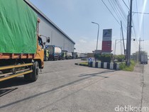 Antrean Truk Isi Solar di SPBU Porong Sidoarjo Menggila 1,5 Km