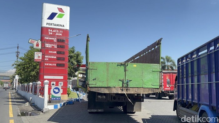 Antrean truk isi solar picu kemacetan di Sidoarjo.