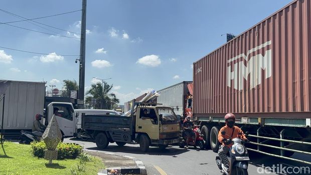Antrean truk isi solar picu kemacetan di Sidoarjo.
