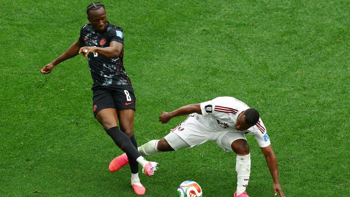 Soccer Football - FIFA World Cup 2026 - Group B - Canada v Qatar - BC Place, Vancouver, Canada - June 18, 2026 Qatars Assim Madibo fouls Canadas Ismael Kone before he s shown a red card REUTERS/Albert Gea     TPX IMAGES OF THE DAY