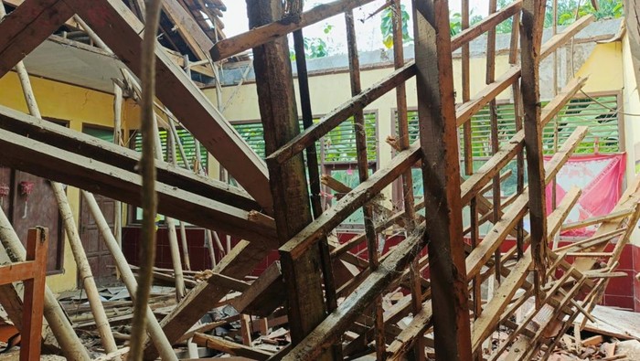 Atap sekola dasar negeri Cicinde Utara II Kabupaten Karawang yang ambruk