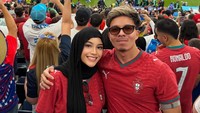 Atta Halilintar gak sendirian nonton bola. Ia ditemani istrinya, Aurel Hermansyah, yang juga memakai jersey Portugal. (Foto: dok Instagram attahalilintar)