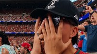 Ini momen Atta Halilintar menangis dari balik kacamatanya. Cry! Goal! Suuuiii di depan mata, tulisnya dilihat di Instagram, Kamis (25/6/2026). (Foto: dok Instagram attahalilintar)