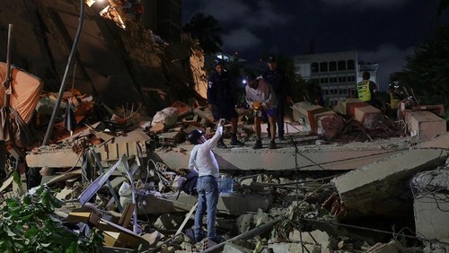 Emergency services work at the site of a collapsed building after an earthquake, in Caracas, Venezuela, June 24, 2026. REUTERS/Gaby Oraa