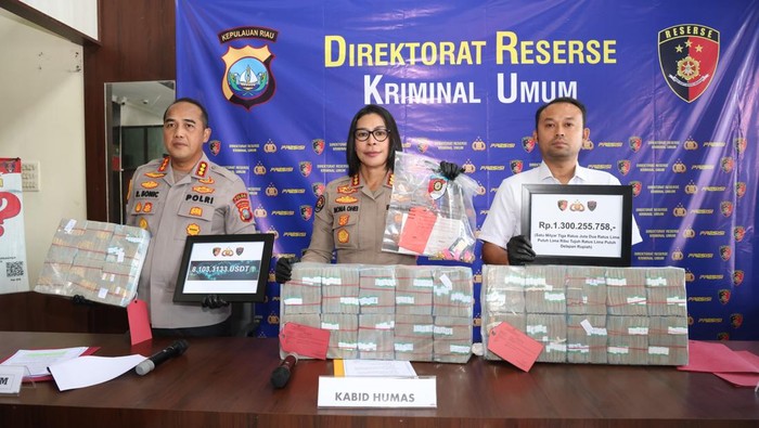 Barang bukti berupa uang tunai, emas, aset kripto, serta perangkat elektronik diperlihatkan dalam konferensi pers pengungkapan jaringan promosi judi online internasional oleh Ditreskrimum Polda Kepri di Batam.