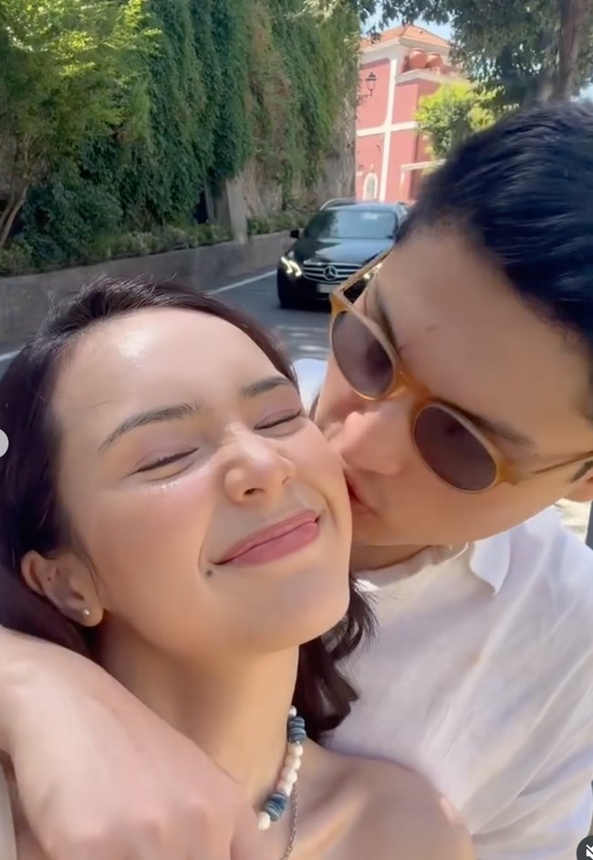 Beby Tsabina dan suaminya, Rizki Natakusuman, baru saja merayakan 2 tahun usia pernikahan. Di momen spesial tersebut Beby membagikan kemesraannya bareng suami ke akun Instagram pribadi. Foto: Instagram/@bebytsabina