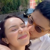 Beby Tsabina dan suaminya, Rizki Natakusuman, baru saja merayakan 2 tahun usia pernikahan. Di momen spesial tersebut Beby membagikan kemesraannya bareng suami ke akun Instagram pribadi. Foto: Instagram/@bebytsabina