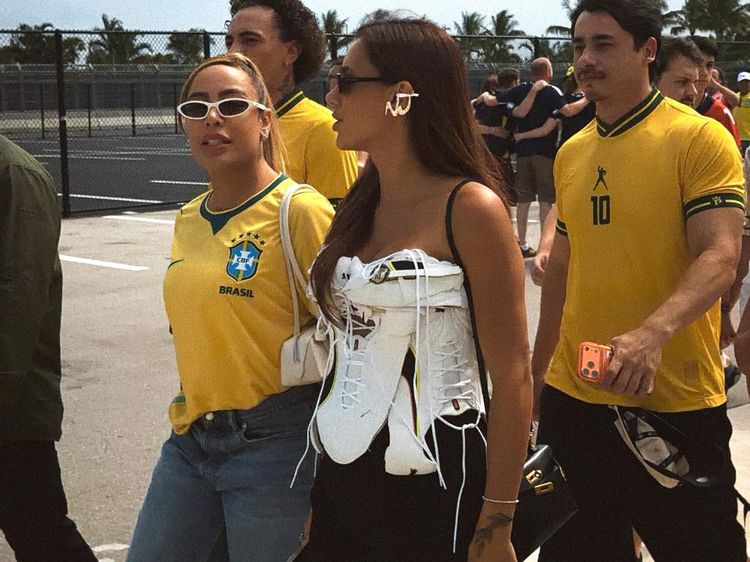 Gaya Bruna Biancardi Nonton Neymar Debut Piala Dunia, Pakai Korset Sepatu Bola