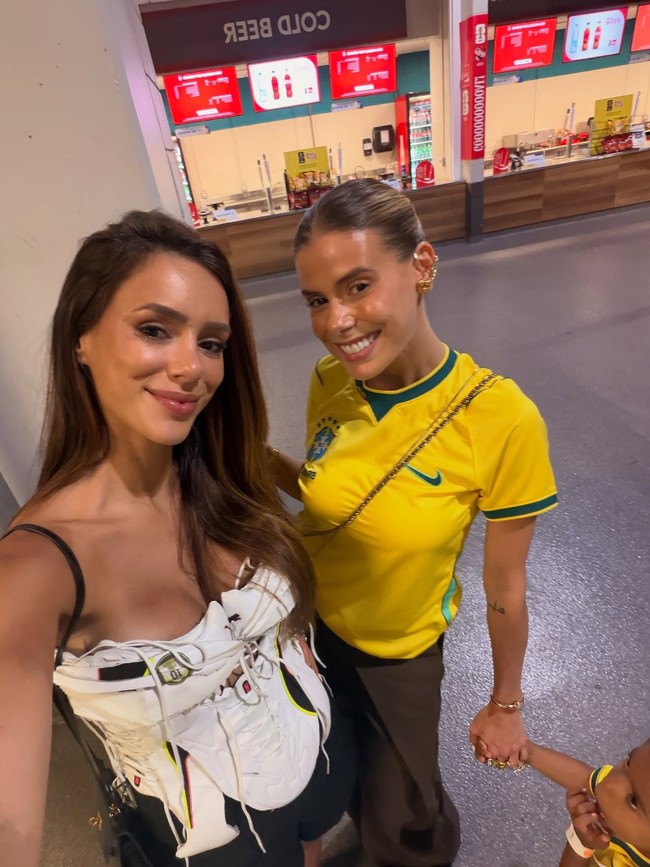 Bruna yang sedang mengandung anak pemain Santos FC tersebut sekaligus memamerkan gaya uniknya dalam laga Brasil melawan Skotlandia yang berakhir 3-0 di Stadion Miami, AS. Foto: Instagram @brunabiancardi