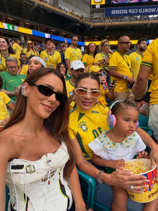 Penampilan Bruna cukup kontras dengan para pendukung Brasil lain yang kompak mengenakan jersey warna kuning-hijau. Foto: Instagram @brunabiancardi