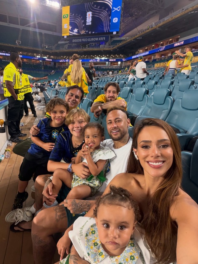 Bruna yang juga menangis menyaksikan Neymar bertanding lagi setelah pulih dari cedera tampak menikmati pertandingan bersama putrinya sambil menyantap pizza dan popcorn.Foto: Instagram @brunabiancardi