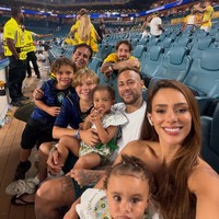 Bruna yang juga menangis menyaksikan Neymar bertanding lagi setelah pulih dari cedera tampak menikmati pertandingan bersama putrinya sambil menyantap pizza dan popcorn.Foto: Instagram @brunabiancardi