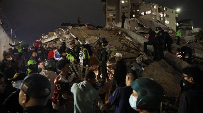 Emergency services work at the site of a collapsed building after an earthquake in Caracas, Venezuela, June 24, 2026. REUTERS/Leonardo Fernandez Viloria