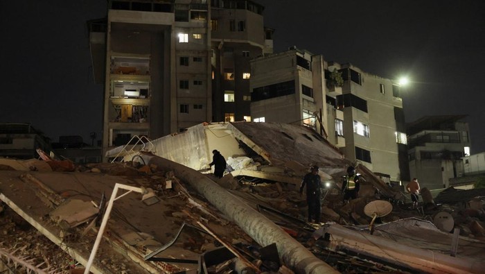 Emergency services work at the site of a collapsed building after an earthquake in Caracas, Venezuela, June 24, 2026. REUTERS/Leonardo Fernandez Viloria