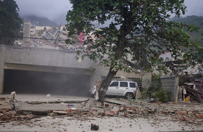 Debris of a collapsed building lies after an earthquake, in La Guaira, Venezuela, June 24, 2026. REUTERS/Maxwell Briceno