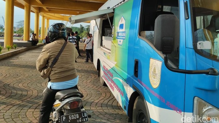 Disdukcapil Jember gelar layanan keliling aktivasi Identitas Kependudukan Digital (IKD).
