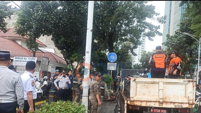Dishub menertibkan parkir liar di kawasan Jalan Senopati dan Jalan Gunawarman, Kebayoran Baru, Jakarta Selatan. (dok. ist)