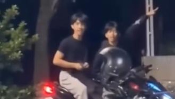 Dua pemuda boncengan motor ancam mahasiswa PNUP menggunakan busur panah.