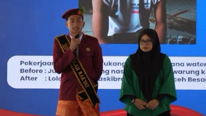 Fadil bersama ibunya di Sekolah Rakyat Menengah Atas (SRMA) 1 Aceh Besar (foto: istimewa)