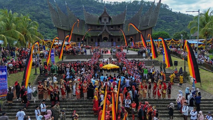 Peserta dari Nagari Padang Magek berbaris menyambut tamu pada Festival Minangkabau di Istano Basa Pagaruyuang, Tanah Datar, Sumatera Barat, Kamis (25/6/2026). Ajang yang masuk dalam Kharisma Event Nusantara (KEN) Kementerian Pariwisata ini menampilkan berbagai kekayaan budaya Ranah Minang seperti pawai budaya dan tarian kolosal. ANTARA FOTO/Fitra Yogi/YU