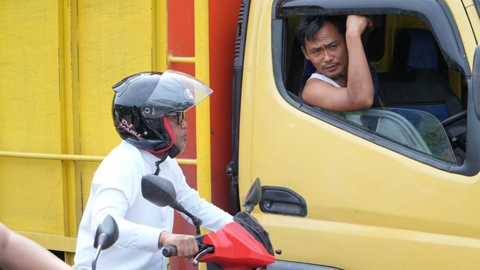 Foto: Bupati Zukri turun langsung mengecek kemacetan di jalintim (Dok Ist)