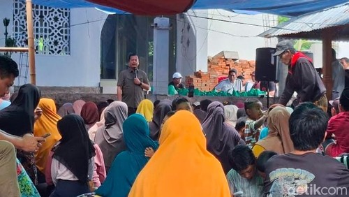 Gubernur NTB Lalu Muhamad Iqbal saat mengecek penerima bantuan program Desa Berdaya di Desa Mekarsari, Kecamatan Gunungsari, Lombok Barat, Kamis (25/6/2026). (Foto: Ahmad Viqi/detikBali)