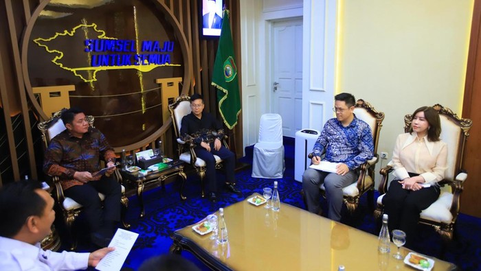 Gubernur Sumsel saat menerima kunjungan investor asal China.