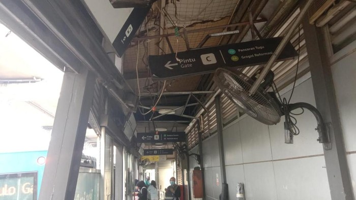 Halte Tebet Eco Park porak-poranda ditabrak truk, pada Kamis (25/6/2026) dini hari.