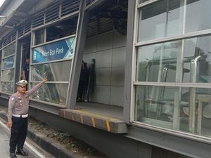 Sopir Truk Kabur Usai Tabrak Halte Tebet Eco Park hingga Hancur, Kini Dicari
