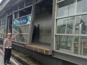 Sopir Truk Kabur Usai Tabrak Halte Tebet Eco Park hingga Hancur, Kini Dicari