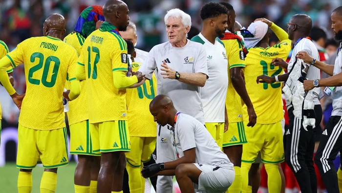 Soccer Football - FIFA World Cup 2026 - Group A - South Africa v South Korea - Estadio Monterrey, Monterrey, Mexico - June 24, 2026 South Africa coach Hugo Broos speaks to Evidence Makgopa during a hydration break REUTERS/Daniel Becerril