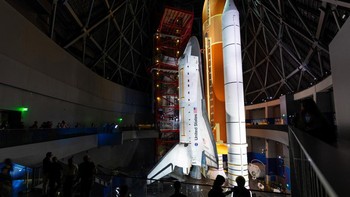 California Science Center untuk pertama kalinya memperlihatkan tampilan Endeavour di dalam Samuel Oschin Air and Space Center yang akan dibuka untuk umum pada November 2026. REUTERS/Mike Blake  