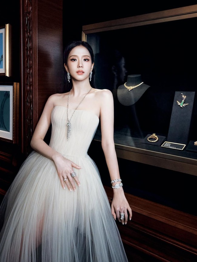 Penyanyi 31 tahun ini tampil anggun layaknya seorang putri dengan gaun strapless warna champagne dari koleksi Georges Hobeika Haute Couture Fall 2026. Foto: Instagram/@sooyaaa__