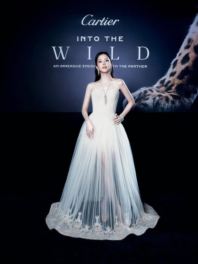 Gaun yang bervolume di bagian bawah ini mengadaptasi siluet ball gown. Material tulle yang disusun berlapis, tebal di area torso dan berangsur-angsur menipis transparan ke bawah, memberi kesan ethereal. Foto: Instagram/@sooyaaa__