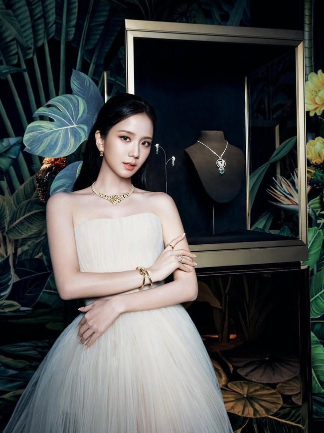 Jisoo BLACKPINK menghadiri pembukaan pameran brand perhiasan mewah, Cartier Into the Wild yang digelar di Seoul, Korea Selatan. Foto: Instagram/@sooyaaa__