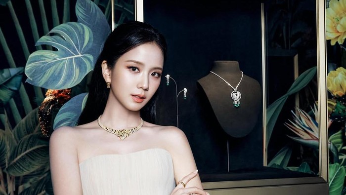 Jisoo BLACKPINK hadir di pameran brand perhiasan Cartier.