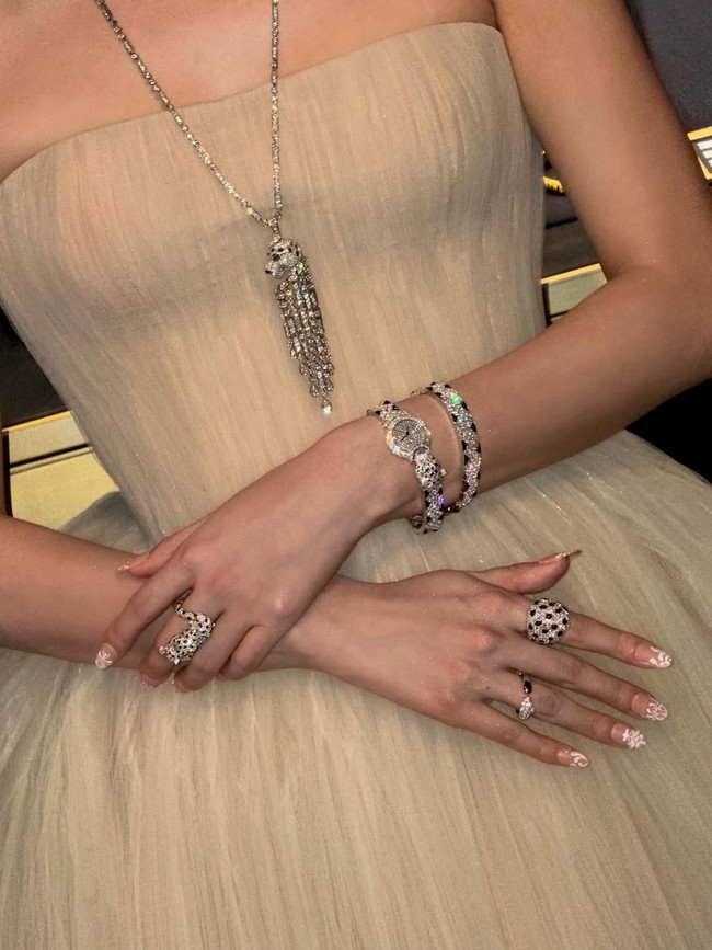 Pelantun lagu ‘Flower’ ini melengkapi penampilannya dengan satu set perhiasan mewah dari Cartier. Salah satu yang menarik perhatian adalah kalung emas putih berbandul kepala panther khas Cartier, dari koleksi  Panthère de Cartier High Jewelry. Foto: Instagram/@sooyaaa__