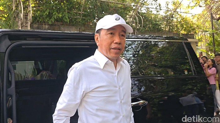 Presiden ke-7 RI, Joko Widodo (Jokowi) ditemui awak media di kediamannya di Sumber, Banjarsari, Solo, Kamis (25/6/2026).