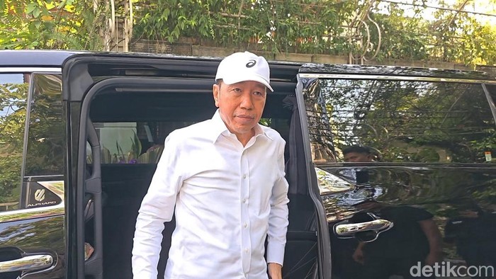 Presiden ke-7 RI, Joko Widodo (Jokowi) ditemui awak media di kediamannya di Sumber, Banjarsari, Solo, Kamis (25/6/2026).