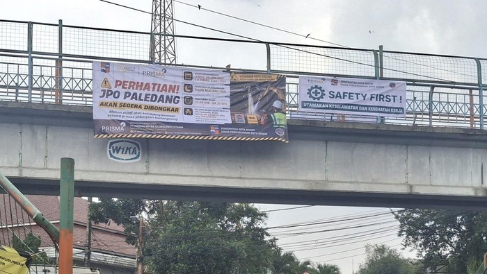 JPO di depan Stasiun Bogor segera dibongkar. (Sholihin/detikcom)