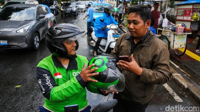 Sejumlah pengemudi ojek online (ojol) menunggu penumpang di Stasiun Palmerah, Jakarta, Kamis (25/6/2026).

Pemerintah akan memberlakukan kebijakan baru mulai 1 Juli 2026 yang membatasi potongan komisi aplikasi ojek online maksimal 8 persen.
