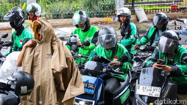 Sejumlah pengemudi ojek online (ojol) menunggu penumpang di Stasiun Palmerah, Jakarta, Kamis (25/6/2026).Pemerintah akan memberlakukan kebijakan baru mulai 1 Juli 2026 yang membatasi potongan komisi aplikasi ojek online maksimal 8 persen.