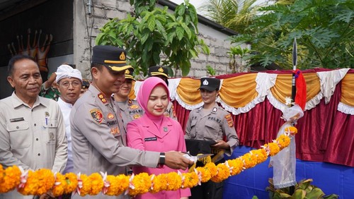Kapolres Gianyar AKBP Chandra Kesuma meresmikan sumur bor di Banjar Pinda, Desa Saba, Kecamatan Blahbatuh, Gianyar, Bali. (Foto: Dok. Polres Gianyar)